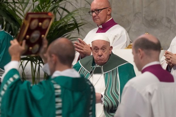Papst Franziskus in der Festmesse zum Abschluss der Weltsynode in Rom. - © Gregorio Borgia/AP/dpa