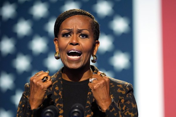 «Wenn wir diese Wahl nicht richtig angehen, werden eure Ehefrauen, Töchter, Mütter – wir Frauen – zu Kollateralschäden eurer Wut», richtet sich Michelle Obama an unentschlossene männliche Wähler. - © Jacquelyn Martin/AP/dpa