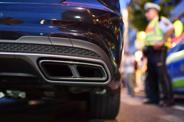 Beim Treffen von Autoposern in Bad Oeyenhausen leitete die Polizei mehrere Ordnungswidrigkeits- und Strafverfahren ein. (Symbolbild) - © Uwe Anspach/dpa