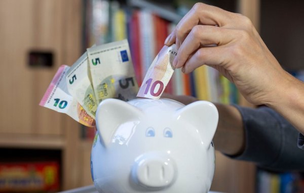 Deutsche Sparer setzen gerne auf Bankeinlagen - und verzichten auf renditestarke Anlagen wie Aktien (Archivbild). - © Hendrik Schmidt/dpa