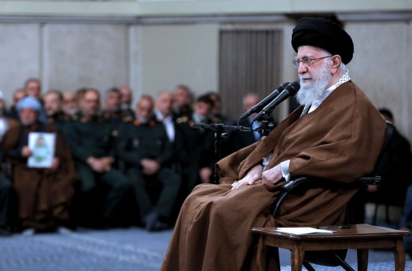 Ajatollah Ali Chamenei hat in allen strategischen Belangen im Iran das letzte Wort. Nun mahnt der Religionsführer ein überlegtes Vorgehen gegen Israel an. - © Uncredited/Office of the Iranian Supreme Leader/AP/dpa