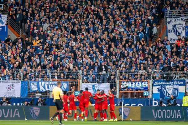 Grund zur Freude: Die Bayern bejubeln die 1:0-Führung. - © David Inderlied/dpa