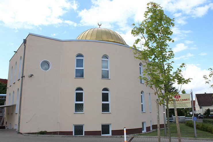 Goldene Kuppel: Schon von Weitem ist die Moschee als Gotteshaus zu erkennen. - © Marlen Grote