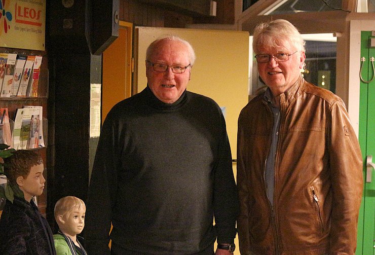 Rudi Strunk (links) berichtete auf Einladung Detlev Gadows im Erzählcafé von der Gründung der Großgemeinde Leopoldshöhe von 51 Jahren. - © Thomas Dohna