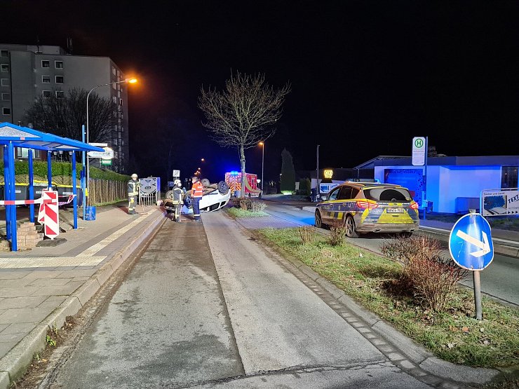 Die Freiwillige Feuerwehr beseitigt Betriebsflüssigkeiten am Unfallort. - © Freiwillige Feuerwehr Oerlinghausen
