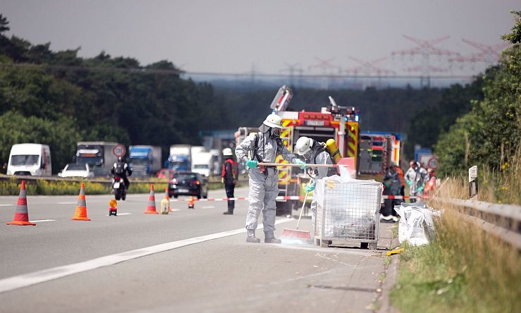 ABC-Kräfte haben das Gefahrgut erkundet und nehmen das blaue, umweltgefährdende Pulver nun mit Schaufel und Besen auf. - © Oliver Krato