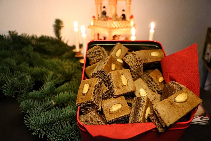 Der Pfefferkuchenteig wird als eine große Platte gebacken und nach dem Auskühlen in Stücke geschnitten. - © Yvonne Glandien