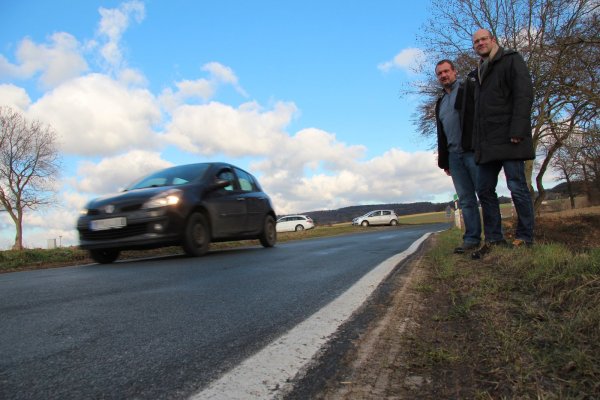 „Schwarze Piste": Die Reifenspuren neben der Wittighöfer Straße sprechen eine deutliche Sprache. Wenn es dort zu eng wird, weichen die Autofahrer auf dem Schleichweg gern aus – nicht selten landen sie wegen des schlechten Straßenzustands im Graben, wissen Ortsausschussvorsitzender Carsten Steinmeier (links) und Anwohner Dirk Führing. - © Till Brand