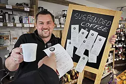 Bezahlen per Kassenbon: In der Coffeethek Genusswelt in Schötmar können Gäste einen Kaffee an Bedürftige spendieren. Der Bon mit dem bezahlten Kaffee hängt an einer Tafel. Gegen Vorlage gibt es einen Kaffee, wie hier von Torge Jörrens . - © 