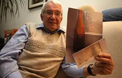 Der L&ouml;hner Siegfried Heuer hat eine Nachricht aus alten Zeiten bekommen. Auf dem Zettel, den er als Flaschenpost 1961 in die Ammer in Oberbayern warf, stand seine Adresse mit der Bitte, ihm zu schreiben. - &copy; FOTO: CHRISTINA ZIMMERMANN