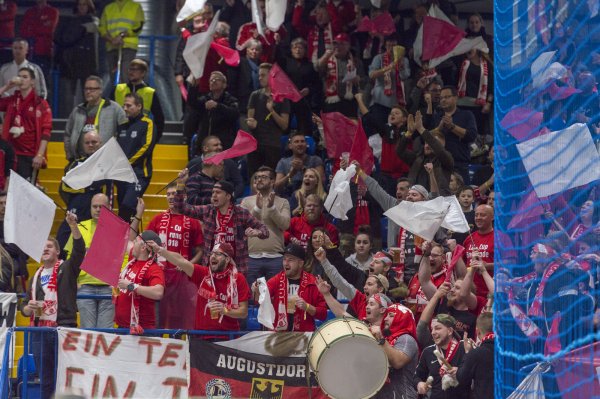 Die Fans des FC Augustdorf im Freudentaumel - © Egon Penner