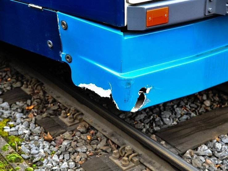 Die Stadtbahn wurde bei dem Zusammenstoß mit dem Pkw leicht beschädigt. - © FOTO: CHRISTIAN MATHIESEN