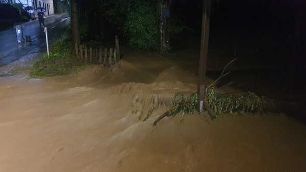 "Wie ein Fluss, kamen die Wassermassen den ersten Einsatzkräften auf den Straßen Mittlere Trift, Untere Trift sowie Im Rüschern entgegen", heißt es von der Freiwilligen Feuerwehr Barntrup.  - © Jörg Mengedoht/Freiwillige Feuerwehr Barntrup