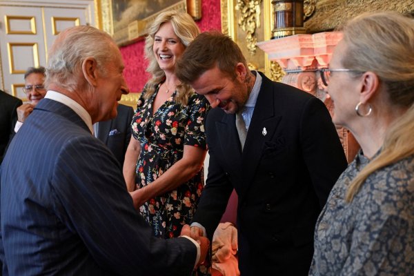 Der britische König Charles III (l) und David Beckham kennen sich seit Jahren persönlich. - © Chris J. Ratcliffe/Pool Reuters/AP/dpa