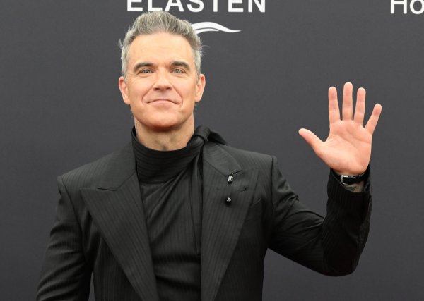 Robbie Williams hat als neuer Musikbotschafter der Fifa eine neue Hymne für den Weltfußballverband komponiert. (Archivfoto) - © Felix Hörhager/dpa