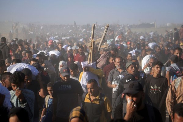 Nach Angaben aus medizinischen Kreisen im Gazastreifen wurden mindestens 15 Palästinenser in der Nähe eines Verteilzentrums für humanitäre Hilfe der Gaza Humanitarian Foundation von israelischen Soldaten erschossen. - © Mariam Dagga/AP/dpa
