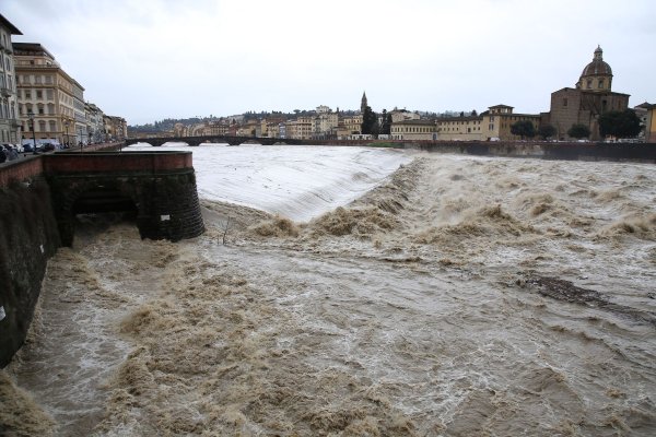 Im März waren insbesondere die Toskana und die Emilia-Romagna von Unwettern betroffen, so wie hier am Fluss Arno. (Archivbild) - © Giuseppe Cabras/IPA via ZUMA Press/dpa