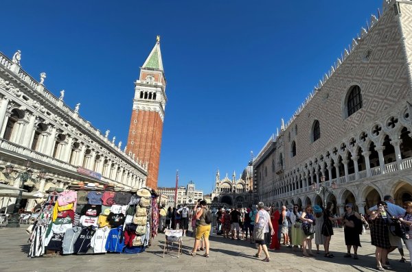 In Venedig sollen Tagesbesucher künftig bis zu zehn Euro bezahlen. (Archivbild) - © Christoph Sator/dpa