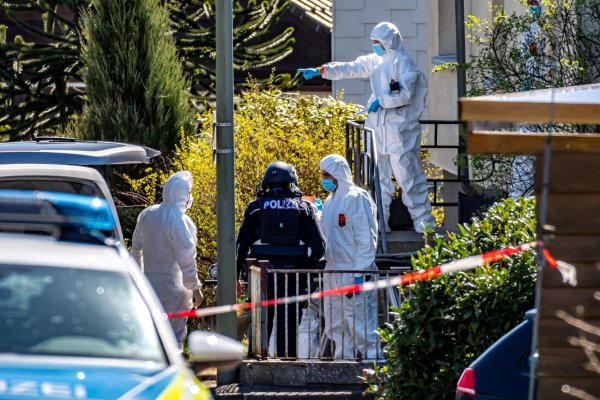 Seit dem mutmaßlichen Dreifachmord ist der Verdächtige auf der Flucht. (Archivbild) - © Markus Klümper/dpa