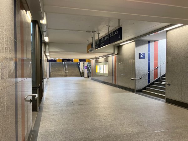 Der Fall ereignete sich im Juni 2024 im Gebäude des Hauptbahnhofs Kaiserslautern. - © Wolfgang Jung/dpa