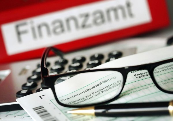 Der Einsatz in der Finanzverwaltung kann für gut ausgebildete Spezialisten am Ende mehr Krimi als Akten-Routine bedeuten. (Symbolbild) - © Oliver Berg/dpa