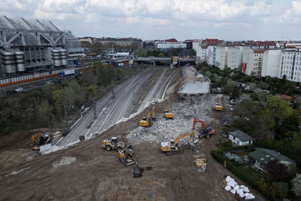 Hier stand bis vor kurzem noch eine Brücke: Die marode Ringbahnbrücke auf der A100 in Berlin wird abgerissen, weil sie zum Sicherheitsrisiko geworden war. - © Hannes P. Albert/dpa