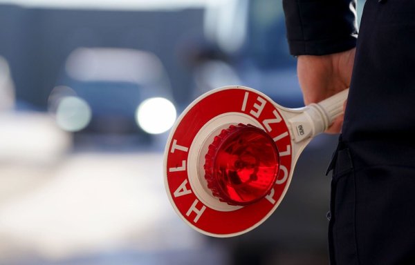 Für einen jungen Fahranfänger im Kreis Soest hieß es nach einer zu schnellen Fahrt: Halt. (Symbolbild) - © Marcus Brandt/dpa