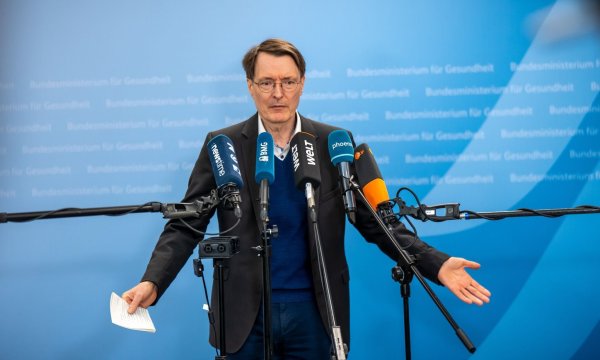 Von der elektronischen Patientenakte erhofft sich der scheidende Gesundheitsminister Karl Lauterbach (SPD) große Verbesserungen. - © Michael Kappeler/dpa