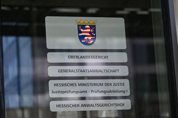 Das OLG entschied über die Herstellung eines Krebsmedikamentes. (Archivbild) - © Arne Dedert/dpa