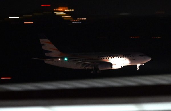 Das Flugzeug landete am späten Abend am Flughafen Halle/Leipzig. Die Reise hatte für die Afghaninnen und Afghanen am Vormittag in der pakistanischen Hauptstadt Islamabad begonnen. - © Hendrik Schmidt/dpa