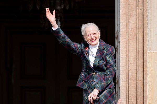 Königin Margrethe winkt an ihrem 85. Geburtstag den Gratulanten auf Schloss Fredensborg zu. - © Ida Marie Odgaard/Ritzau Scanpix Foto/AP/dpa