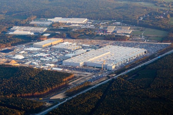 Das Werksgelände der Tesla Fabrik Berlin Brandenburg. - © Christoph Soeder/dpa