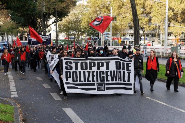 Gedenkzug durch die Mannheimer Innenstadt für den Mann, der im Mai nach einem Polizeieinsatz gestorben ist. - © Julian Rettig/dpa