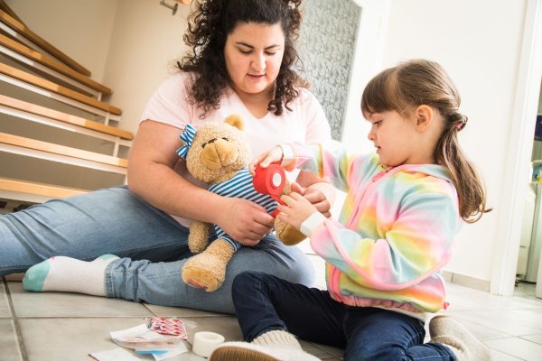 Wie man eine Wunde verbindet, lässt sich gut an einem Teddy üben. - © Christin Klose/dpa-tmn