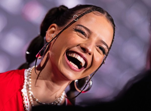 Nina Chuba, Sängerin und Schauspielerin, kommt zur Verleihung der 1Live Krone. - © Rolf Vennenbernd/dpa