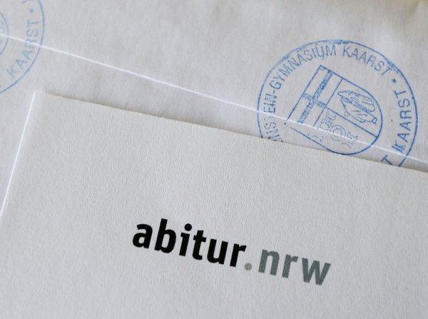 Ein Umschlag mit den Prüfungsaufgaben liegt im Albert-Einstein-Gymnasium im Sekretariat. - © Oliver Berg/dpa/Symbolbild