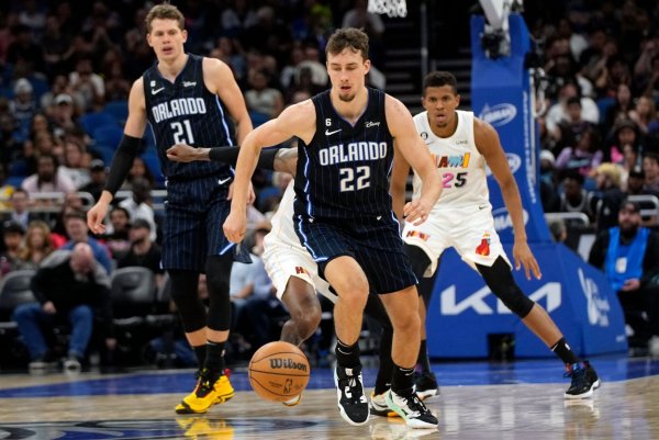 Franz (M.) und Moritz Wagner (l) qualifizierten sich mit Orlando Magic für die NBA-Playoffs. - © John Raoux/AP/dpa