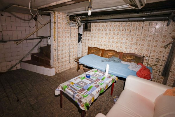 Ein provisorisches Lager im feuchten Keller eines Mehrfamilienhauses - © Christoph Reichwein/dpa