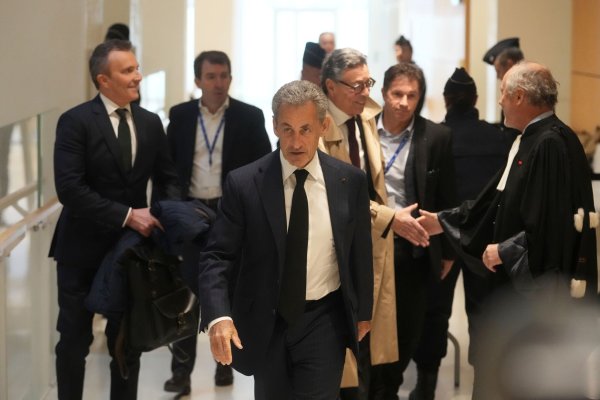 Sarkozy streitet alle Vorwürfe gegen ihn vehement ab. (Archivbild) - © Thibault Camus/AP/dpa