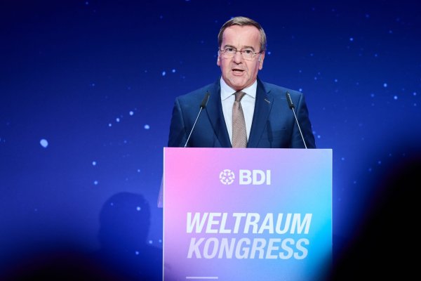 Verteidigungsminister Boris Pistorius (SPD) nannte in Berlin eine belastbare Struktur aus Satellitenkonstellationen, Bodenstationen, gesicherten Startfähigkeiten ins All und den nötigen Services als Ziel des Programms. - © Annette Riedl/dpa