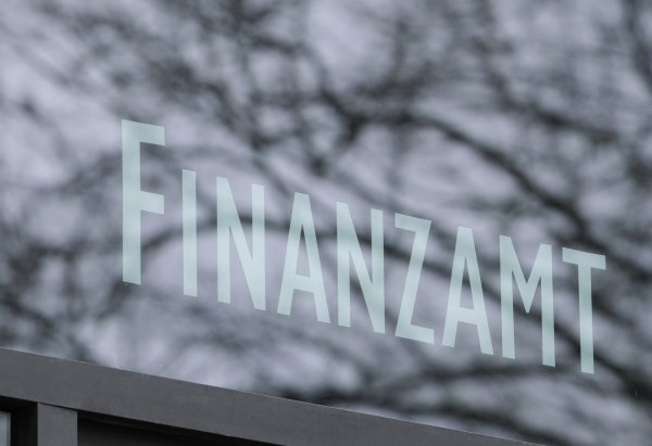 Auch bei falschen Anschuldigungen dürfen die Finanzämter anonyme Anzeigen in der Regel geheim halten. (Symbolbild) - © Bernd Weißbrod/dpa