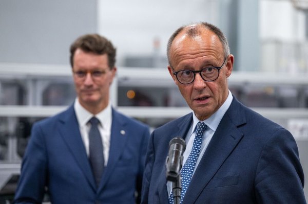 Bundeskanzler Friedrich Merz (CDU) wird am Tag nach den Stichwahlen in Düsseldorf erwartet. (Archivfoto) - © Guido Kirchner/dpa