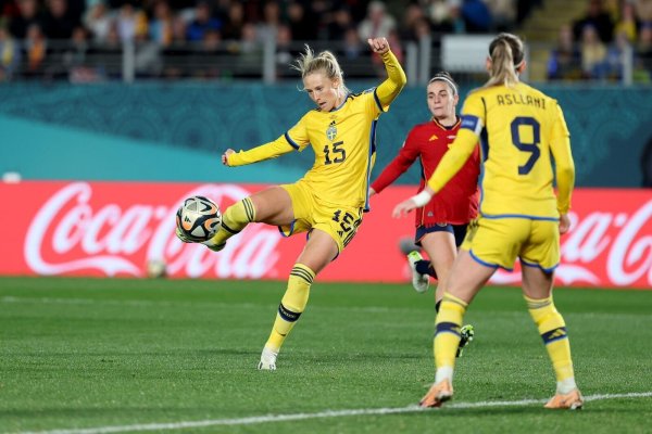 Rebecka Blomqvist (l) kann die Niederlage der Eintracht nicht verhindern. (Archivbild) - © Brett Phibbs/AAP/dpa