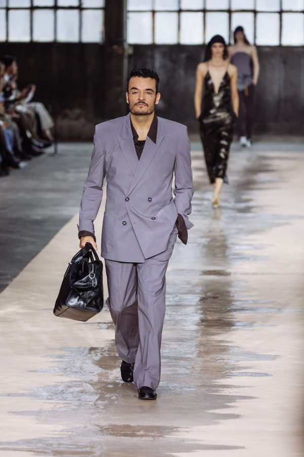 Der Entertainer Giovanni Zarrella hat sich unter die Laufsteg-Models gemischt. - © Alessandro Bremec/IPA via ZUMA Press/dpa