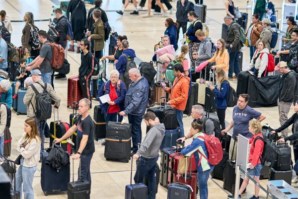 Wer von Berlin aus in den Urlaub fliegen will, braucht zurzeit vor allem eines: Geduld. - © Michael Ukas/dpa
