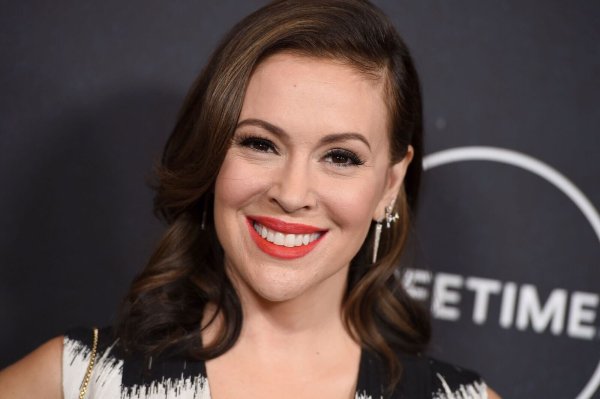 US-Schauspielerin Alyssa Milano ließ ihre Brustimplantate entfernen. (Archivbild) - © Jordan Strauss/Invision/AP/dpa