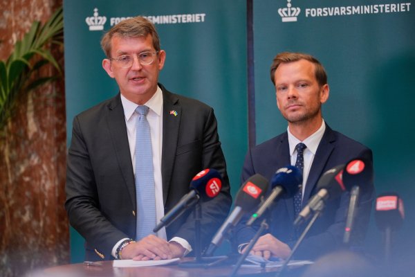 Sprechen von einem «hybriden Angriff»: Dänemarks Verteidigungsminister Troels Lund Poulsen und Justizminister Peter Hummelgaard. - © Emil Helms/Ritzau Scanpix Foto/AP/dpa