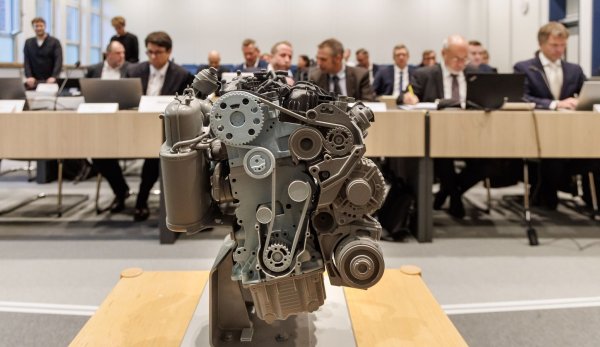 Vor dem OVG Schleswig wurde über die Genehmigung eines VW-Software-Updates in der Motorsteuerung durch das KBA verhandelt. - © Markus Scholz/dpa