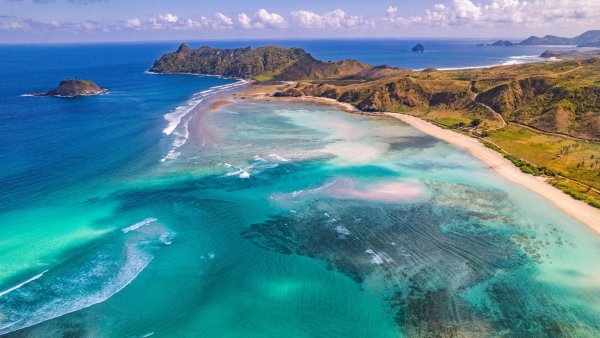 An dieser paradiesischen Küste soll Marina Bay City entstehen. - © Marina Bay City/Lombok/dpa