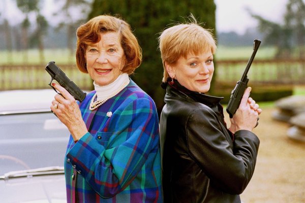 Lois Maxwell (l) und Samantha Bond haben beide «Miss Moneypenny» gespielt. (Archivbild) - © Richard Chambury/Globe Photos via ZUMA Wire/dpa